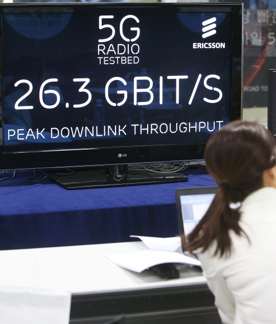 12일 오전 경기도 안양시 에릭슨엘지 안양연구소에서 관계자들이 5세대(5G) 무선 통신장비 시제품을 국내 첫 시연하고 있다. 에릭슨엘지는 'MU-MIMO'를 기반으로 한 빔트래킹 기술로 초기 LTE보다 약 350배 빠른 26Gbps 속도를 냈다.